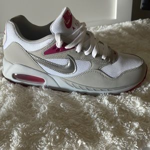 Women’s Nike air max correlate in white/metallic silver. Size 8.5. Like New